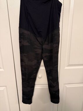 Isabel Maternity by Ingrid & Isabel Black Camo Over Belly Leggings XL